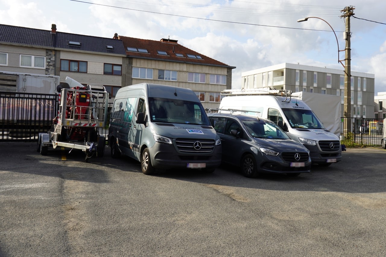 Camionnettes ilmachauf au parking de la société